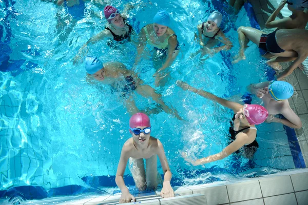 Glückliche Kinder im Schwimmbad — Stockfoto