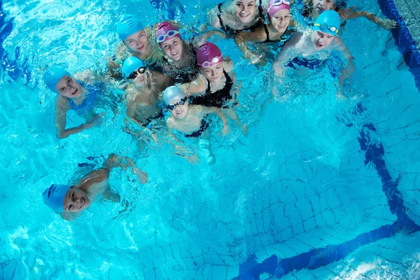 Crianças felizes na piscina — Fotografia de Stock