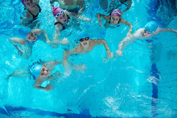 Niños felices en la piscina — Foto de Stock