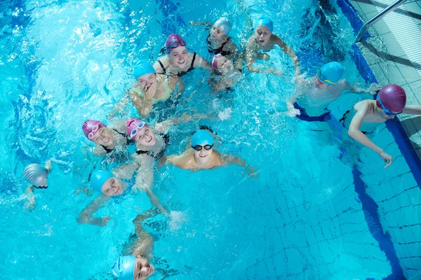 Crianças felizes na piscina — Fotografia de Stock