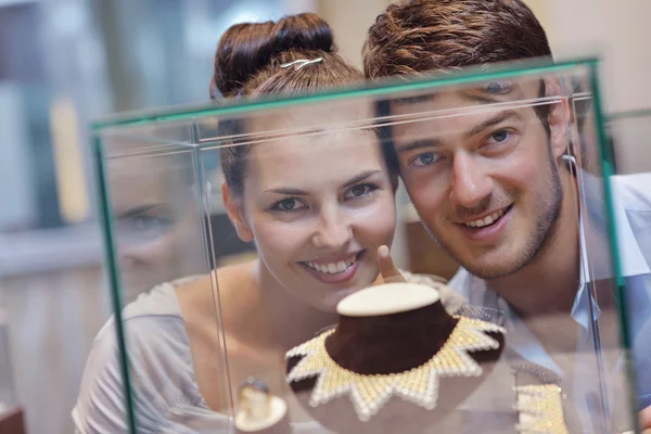 Szczęśliwa młoda para w sklep jubilerski — Zdjęcie stockowe