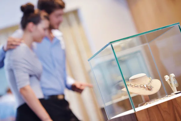 Gelukkige jonge paar in juwelier — Stockfoto