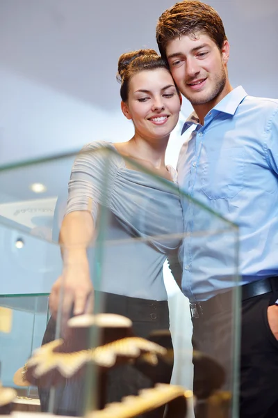 Heureux jeune couple dans la bijouterie — Photo