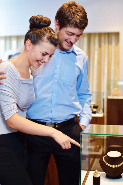 Happy young couple in jewelry store — Stock Photo, Image