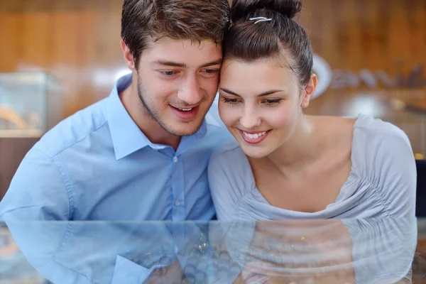 Heureux jeune couple dans la bijouterie — Photo