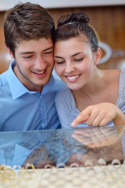 Glada unga par i Smyckesbutik — Stockfoto