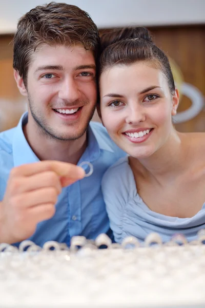 Happy young couple in jewelry store — Stock Photo, Image