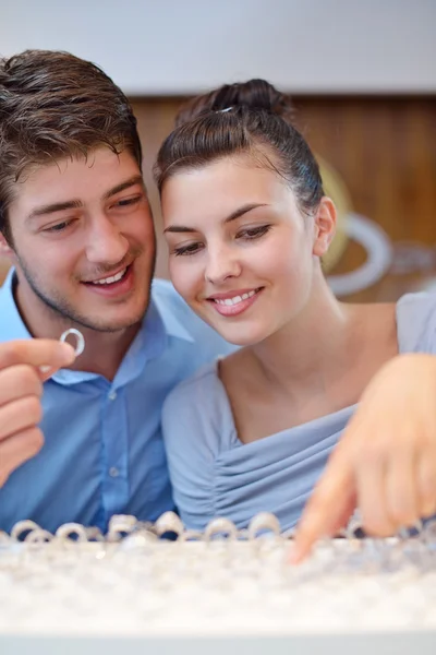 Szczęśliwa młoda para w sklep jubilerski — Zdjęcie stockowe