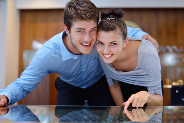 Gelukkige jonge paar in juwelier — Stockfoto