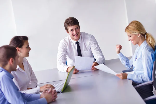 Företag i ett möte på kontoret — Stockfoto