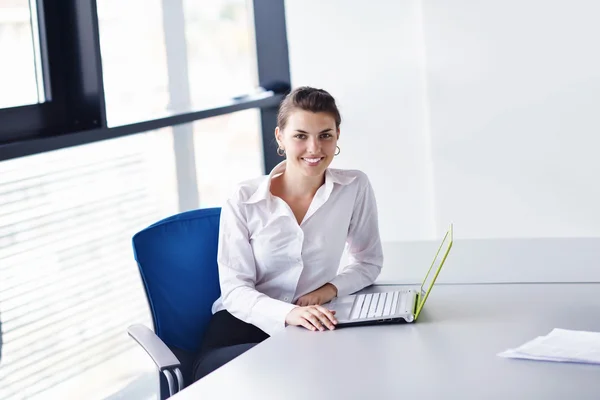 Zakenvrouw met haar personeel op achtergrond op kantoor — Stockfoto