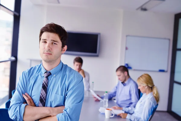 Zakenman op een bijeenkomst in offce met collega's in de pagina — Stockfoto