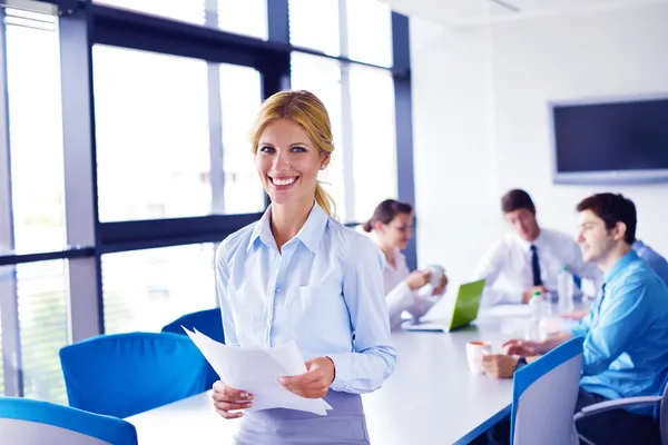 Donna d'affari con il suo personale in background in ufficio — Foto Stock