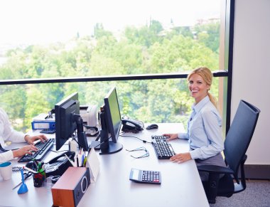 ofisinde toplantıda iş