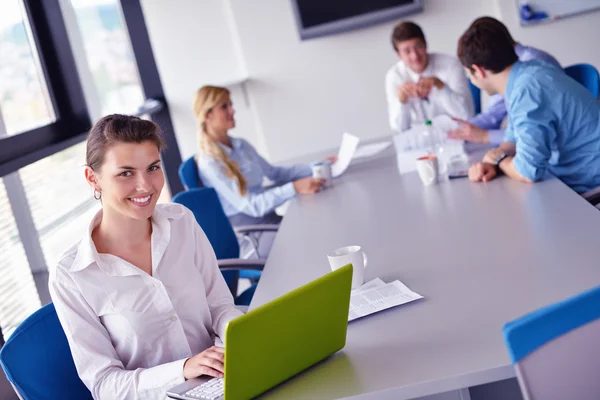 Femme d'affaires avec son personnel en arrière-plan au bureau — Photo