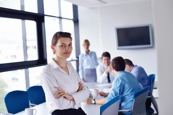 Femme d'affaires avec son personnel en arrière-plan au bureau — Photo