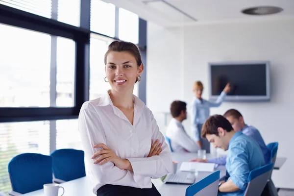 Donna d'affari con il suo personale in background in ufficio — Foto Stock