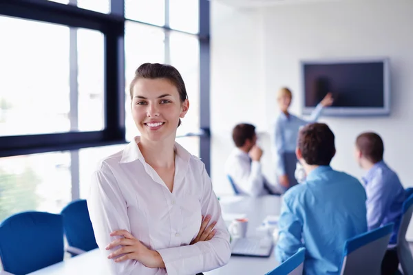 Femme d'affaires avec son personnel en arrière-plan au bureau — Photo