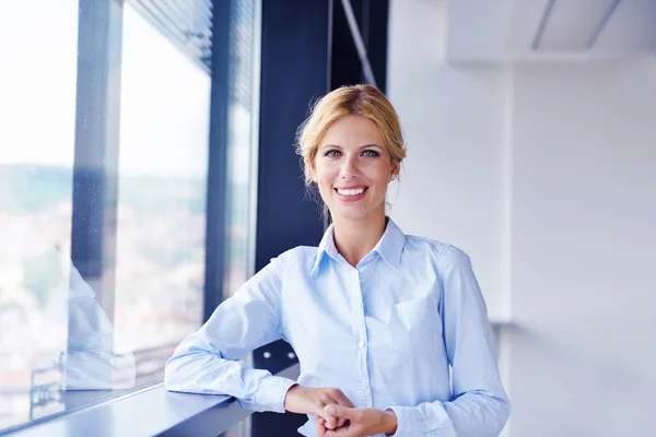 Business woman with her staff in background at office — Stock Photo, Image