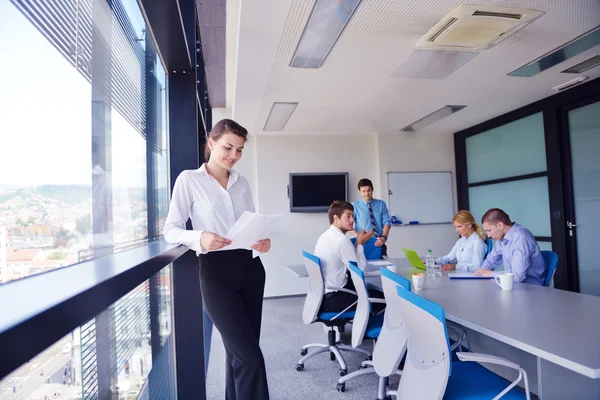 Donna d'affari con il suo personale in background in ufficio — Foto Stock