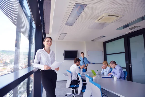 Geschäftsfrau mit ihren Mitarbeitern im Hintergrund im Büro — Stockfoto