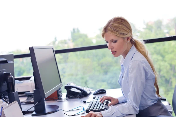 Femme d'affaires travaillant sur son bureau dans un bureau — Photo