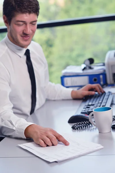 Glücklicher junger Geschäftsmann im Büro — Stockfoto