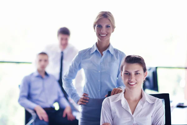 Geschäftsfrau mit ihren Mitarbeitern im Hintergrund im Büro — Stockfoto