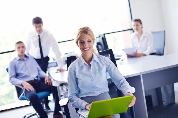 Donna d'affari con il suo personale in background in ufficio — Foto Stock