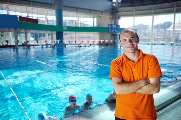 Bambino felice in piscina — Foto Stock