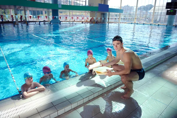 수영장에 행복 한 아이 — 스톡 사진