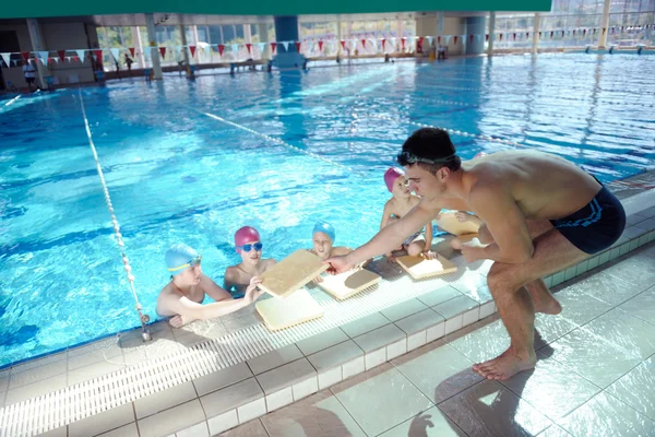 Bambino felice in piscina — Foto Stock