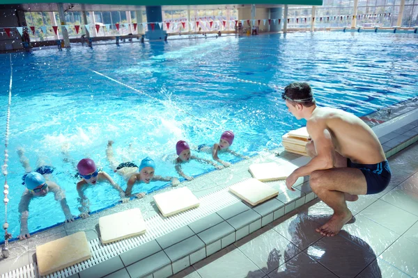 Bambino felice in piscina — Foto Stock