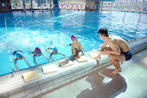 Glada barn på poolen — Stockfoto