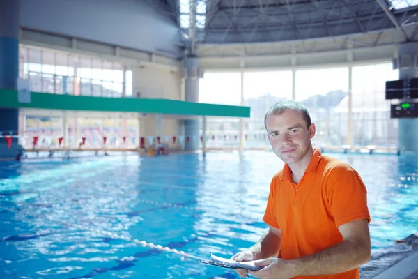 Bambino felice in piscina — Foto Stock