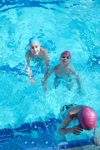 Criança feliz na piscina — Fotografia de Stock