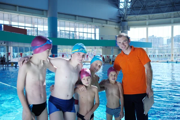 Enfant heureux sur la piscine — Photo