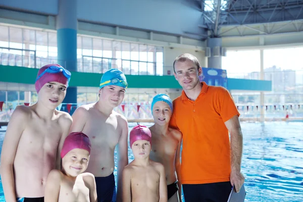 Enfant heureux sur la piscine — Photo