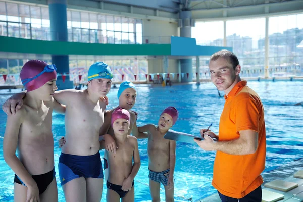 Bambino felice in piscina — Foto Stock