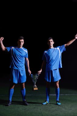 futbol oyuncuları zaferini kutluyor