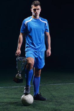futbol oyuncuları zaferini kutluyor