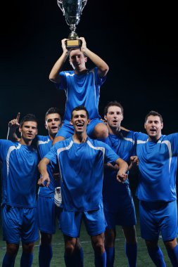 futbol oyuncuları zaferini kutluyor