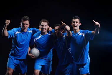 futbol oyuncuları zaferini kutluyor