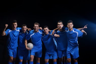 futbol oyuncuları zaferini kutluyor