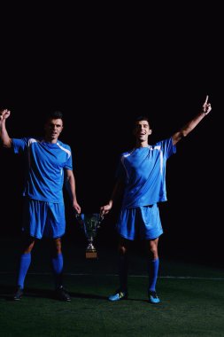 futbol oyuncuları zaferini kutluyor