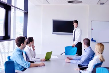 ofisinde toplantıda iş