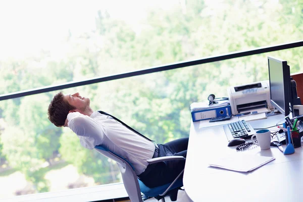 Glücklicher junger Geschäftsmann im Büro — Stockfoto