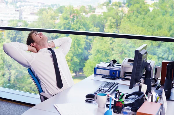 Feliz joven hombre de negocios en la oficina — Foto de Stock