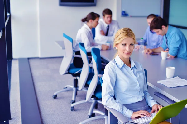 Femme d'affaires avec son personnel en arrière-plan au bureau — Photo