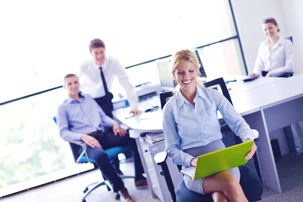 Donna d'affari con il suo personale in background in ufficio — Foto Stock